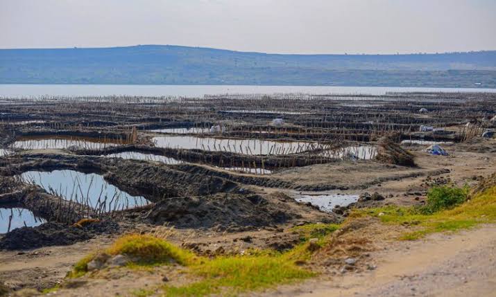 Lake Katwe, Explosion crater